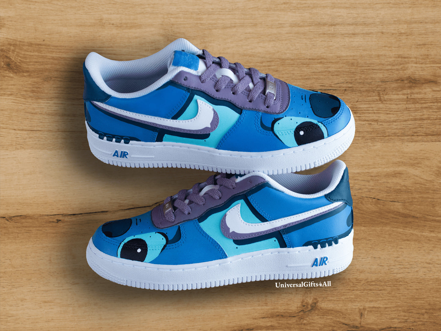 Custom Stitch Cartoon Air Force 1 sneakers. Blauw en paars, tekenserie. Ohana. Damessneaker en herensneaker. Verjaardagscadeau voor stitch liefhebber.