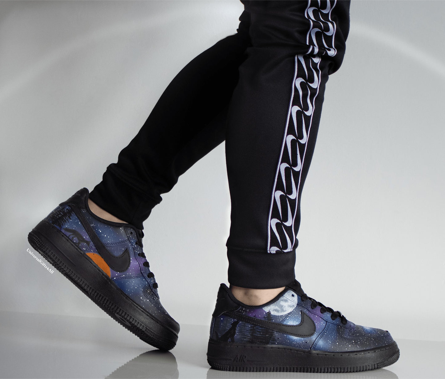 Air Force 1 Galaxy Night Sky Palmtrees & Flamingo custom sneakers, Blauw en paarse kleuren, zon en maan, Universum, Sterren, verjaardagscadeau, Valentijngeschenk, uniek